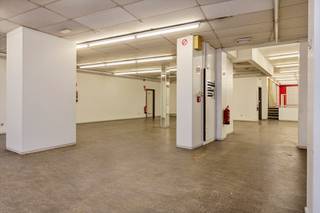 <ul><li><strong>Gelegen in Vilvoorde centrum</strong></li><li><strong>Garage</strong></li><li><strong>Grote oppervlakte</strong></li><li><strong>Ruime kelder</strong></li></ul><p>Tussen de winkelstraat en de grote markt vinden we de dit ruim commercieel pand terug. In de nabijheid van alle voorzieningen zoals openbaar vervoer, scholen, winkels,....</p><p>Dit pand heeft veel te bieden om uw commerciële activiteit uit te voeren. We komen het pand binnen en komen meteen terecht in de commerciële ruimte van maar liefst 386² groot. Naast de inkom van de winkelruimte is er de garage van 25m² dewelke zeer handig is voor opslag maar evengoed voor de levering van goederen. Binnen de grote commerciële ruimte vinden we ook nog een berging en een keuken. Via de keuken is er ook toegang tot een toilet met handenwasser. Tot slot is er ook nog een ruime en droge kelder aanwezig van 40m² dewelke bereikbaar is via de winkelruimte.</p><p>Voor dit pand is er ook een mogelijkheid tot het ontwikkelen van een project. Voor meer info kan u contact opnemen het kantoor.</p>