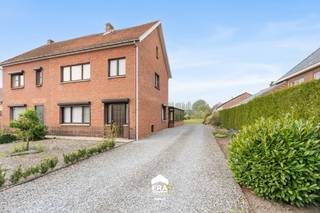 Te koop: halfopen gezinswoning in Hechtel met vrij zicht over weilanden en groene omgeving. Deze woning uit 1955 biedt een solide basis die u naar...