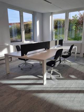 Very nice office park with possibility of warehouse units. Ideally situated in a green environment next to the Brussels Ring Road and the E40. Many facilities on site such as fitness center, restaurant, dryclean, nursery/crèche,... Close to the train station. Several different buildings and spaces available, from ultra-modern to traditional.<br /><br />• Parking available (600 €/place/year) <br />• Surface: 306 sqm