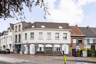 Bent u op zoek naar een veelzijdige woning met ruimte voor het hele gezin of  een kangoeroewoning? Dan is deze ruime tweewoonst op wandel- of fietsafstand van natuurgebieden Paddenhoek en Honegem én centrum Aalst een bezoek waard!<br /><br />Deze eigendom biedt twee volledig ingerichte woongedeelten, waardoor ze perfect geschikt is voor grote gezinnen, zorgwonen, inwonende familieleden of wie op zoek is naar extra wooncomfort en flexibiliteit.<br /><br />EPC B en C – Geen renovatieplicht / CV Aardgas (2024) / (HR) Dubbel glas / Asbestveilig / Beperkt KI van 785 EURO!<br /><br />Op het gelijkvloers (+/- 84 m<sup>2</sup>) bevindt zich een eerste wooneenheid met een gezellige leefruimte, een praktische keuken met aparte toegangsdeur, twee volwaardige slaapkamers, een badkamer en een apart toilet. Deze verdieping biedt alle comfort om volledig onafhankelijk te wonen. De woning is onderkelderd.<br /><br />De eerste en tweede verdieping (+/- 184 m2) vormen samen het tweede woongedeelte. Hier geniet u van een ruime en lichtrijke leefruimte waar het aangenaam vertoeven is met familie en vrienden. Aansluitend bevinden zich de keuken en eetkamer, die samen een warme en functionele leefomgeving creëren.<br /><br />Vanuit de eetkamer heeft u toegang tot het terras. Op de bovenste verdieping vindt u twee ruime slaapkamers terug. Eén van deze kamers beschikt bovendien over een praktische dressing en tenslotte een badkamer.<br /><br />Dankzij de doordachte indeling biedt deze woning tal van mogelijkheden voor gezinnen die op zoek zijn naar extra ruimte of voor wie verschillende generaties bij elkaar wil laten wonen zonder aan zelfstandigheid in te boeten.<br /><br />Ook de ligging vormt een sterke troef. U woont hier vlakbij het centrum van Aalst met winkels, supermarkten, scholen en binnen handbereik. Openbaar vervoer bevindt zich op wandelafstand en dankzij de vlotte verbinding met de belangrijkste invalswegen en de E40 bereikt u Brussel, Gent en andere steden bijzonder snel.<br /><br />Deze woning combineert ruimte, functionaliteit en een uitstekende bereikbaarheid op een unieke manier. Een eigendom met mogelijkheden die vandaag steeds gegeerder worden op de vastgoedmarkt.<br /><br />GV: EPC label C – certificaatnummer: 20230627-0002929828-RES-1<br />1<sup>e</sup>: EPC label B – certificaatnummer: 20230627-0002929883-RES-1<br /><br />Bent u benieuwd naar de indeling, de ruimtebeleving en de vele mogelijkheden van deze eigendom? Contacteer ons vandaag nog voor een bezoek en ontdek zelf alles wat deze bijzondere woning te bieden heeft.