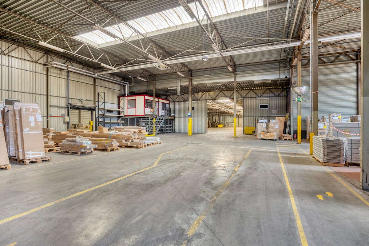 Centre de distribution récent avec 10 000 m² d'entrepôt dans un emplacement privilégié à proximité de l'E314 - photo 4