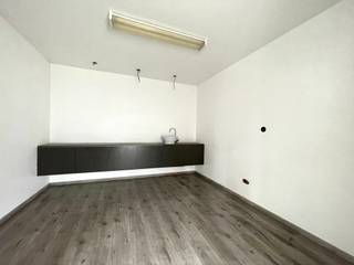 <p>Te koop: halfopen handelspand met woning in het centrum van Rekkem.</p>

<p> </p>

<p>Dit handelspand met woning (bouwjaar 1966) biedt een veelzijdige combinatie van commerciële ruimte en wooncomfort. Gelegen aan de Moeskroenstraat, geniet u van een centrale ligging met goede bereikbaarheid. De woning beschikt over vier slaapkamers en een tuin van 78 m², ideaal voor wie wonen en werken wil combineren. De halfopen structuur zorgt voor extra lichtinval en een aangename indeling.</p>

<p> </p>

<p>Belangrijkste ruimtes:<br />• Living met aangename lichtinval<br />• Keuken met dubbele spoelbak en kasten<br />• Handelsruimte met directe straattoegang<br />• Vier slaapkamers<br />• 2 garages<br />• Tuin (78 m², noord-oost georiënteerd)<br />• Berging en zolder</p>

<p> </p>

<p>Troeven:<br />• Centrale ligging in het centrum van Rekkem<br />• Combinatie van handel en wonen<br />• Halfopen bebouwing met extra lichtinval</p>

<p>renovatieplicht</p>

<p>Neem vandaag nog contact op met uw ERA-makelaar voor een bezoek.</p>

<p> </p>

<p>JOUW DROOMHANDELSPAND. ZO GEVONDEN!</p>