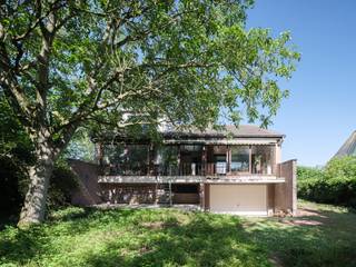 <strong>Mid-century modern villa (BVO: 262m²) met vier slaapkamers, verdeeld over drie niveaus, gelegen op een groen perceel van 2.335 m² in Lievegem.</strong><br /> <br />Gelegen in een <strong>rustige, doodlopende straat</strong>, te midden van uitgestrekte velden, past deze woning met haar uitgesproken <strong>modernistisch karakter</strong> zowel letterlijk als figuurlijk perfect in het rijtje. Hier gaan <strong>vintage architectuur en landelijke rust</strong> hand in hand.<br /><br />De woning werd licht verhoogd gebouwd en geniet daardoor van een <strong>sterke binnen-buitenbeleving</strong>.<strong> </strong><br />Een interessant <strong>renovatieproject</strong>: hoewel de woning onder de renovatieplicht valt, kunt u de woning gefaseerd renoveren en stap voor stap moderniseren. <br /><br /><strong>Authentieke elementen </strong>zoals<strong> houten plafonds, heldere patronen </strong>en<strong> retrodetails </strong>blijven behouden en vormen de basis voor een <strong>karaktervol geheel met toekomstpotentieel.</strong><br /><br />De nabijheid van winkels, scholen en de dorpskern maakt dit tot een praktische uitvalsbasis, <strong>op slechts 20 minuten van het centrum van Gent.</strong><br /><br />De woning is opgebouwd volgens het bel-etageprincipe. Via de centrale inkomhal met een <strong>karaktervolle draaitrap</strong> ontvouwt zich het hoofdvolume van de woning. De <strong>woonkamer</strong> en <strong>eetkamer</strong> vormen <strong>één open geheel rond de</strong> <strong>haard</strong> en genieten dankzij de grote raampartijen van een directe relatie met de achterliggende tuin.<br /><br />Centraal bevindt zich de <strong>keuken</strong>, uitgewerkt tot in de nok, wat het ruimtelijk gevoel versterkt. Op dit niveau bevinden zich verder een <strong>slaapkamer</strong>, een <strong>badkamer</strong> en een <strong>apart gastentoilet</strong>.<br /><br />Op de <strong>eerste verdieping</strong> bevinden zich <strong>drie volwaardige slaapkamers</strong> en een <strong>nachthal met apart toilet</strong>.<br /><br />De <strong>kelderverdieping</strong> biedt bijkomende mogelijkheden met <strong>drie multifunctionele ruimtes en een ruime inpandige garage.</strong><br /><br /><strong>Kortom, de uitzonderlijk rustige, groene en residentiële ligging vormt een absolute troef, op een perceel van deze omvang dat vandaag nog zelden te vinden is.</strong>