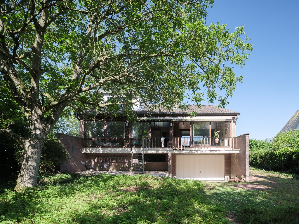 Mid-century modern villa met vier slaapkamers, verdeeld over drie niveaus, gelegen op een groen perceel in Lievegem. - photo 1