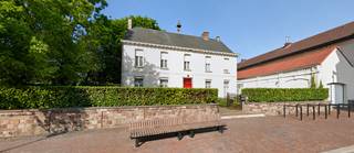 Aan de Bruulstraat 8, midden in de dorpskern van Haaltert, staat deze statige (voormalige) pastorie (beschermd bouwkundig erfgoed) op een uitzonderlijk perceel van 3.850 m².<br /><br />Het herenhuis ademt authenticiteit en grandeur uit en biedt tegelijk heel wat renovatie- en herbestemmingskansen. De ommuurde tuin, het koetshuis en de achtertuin geven het geheel een mooi cachet. <br /><br />De woning heeft heel wat historische allure: bouwjaar 1783 met tal van bewaarde elementen: hoge plafonds, sierlijsten, marmeren schouwen, eiken trap met authentieke balustrade en luik, enz.<br /><br />Er zijn royale leefruimtes en een grote geïnstalleerde keuken op het gelijkvloers, 5 slaapkamers, badkamer en dressingruimte op de verdieping en een grote zolder. Bovendien is er een kelder met twee voorraadruimtes.<br /><br />Bijgebouwen zijn wasplaats/bergingen, garage met kleine zolder in voormalige koetshuis. <br />
<div>
<p>Deze ruime voomalige pastorie biedt heel wat mogelijkheden tot herbestemming. Het pand is te renoveren en beschikt over een bijzonder mooie tuin/park. Dit pand biedt eventueel de mogelijkheid om aan de site een publieke of horecabestemming te geven. <span>De toekomstige invulling en de manier waarop de site wordt gebruikt zal hier van belang zijn (zie de verkoopsvoorwaarden bij downloads op de site www.aeygemsvastgoed.be)</span></p>
</div>
Ligging: zongerichte (ZO) tuin, diepe voortuin en grote afstand tot de straat—weinig inkijk. Vlotte bereikbaarheid via E40, en school, zorg en bushalte vlakbij.<br />Bij interesse contacteer Kristien: 0475496218