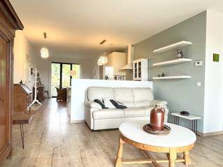 Surf naar www.abricasa.be en plan jouw verhuurafspraak in samen met onze digitale assistente Alice!GEMEUBELD appartement met ruime en zonnige terras en autostaanplaats!Het gemeubeld appartement is gelegen op de 3e verdieping bereikbaar via lift/trap.Het appartement is aangepast aan mindervaliden en beschikt over een autostaanplaats in de ondergrondse garage. Je komt het appartement binnen in de open leefruimte die bestaat uit de eetkamer, keuken en woonkamer. De keuken is voorzien van o.a. ijskast, diepvries, oven en vaatwasmachine. De slaapkamer is verbonden aan de badkamer die voorzien is van een douche, lavabomeubel en toilet. Verderdoor vind je de berging. Via de bureau en woonkamer heb je toegang tot het aangenaam terras van 13m². De ramen aan de slaapkamer en eetkamer zijn voorzien van vliegenramen. Het appartement is zeer fijn gelegen aan Fort IV, zwembad Mortsel, supermarkten, openbaar vervoer... Mobiscore 8,8/10.- GEMEUBELD - EPC: 34 kWh/m² UC: 11029-G-2014/0218/EP06290/A002- Maandelijkse kosten: 50,- euro bevatten: provisie onderhoud &amp; verbruik gem. delen- Huurwaarborg: 3.510 euro - Beschikbaar: 01/08/2026- Type contract: bepaalde duur - 1 jaarAbricasa staat voor een persoonlijke én actieve vastgoedbegeleiding van A tot Z! Leer ons kennen!