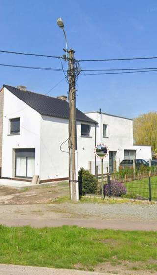 VERNIEUWDE EN ENERGIEZUINIGE HALFOPEN BEBOUWING MET TUIN IN EEN ZEER AANGENAME EN RUSTIGE ZONE VAN LOCHRISTI. In het gezellige Zeveneken,...