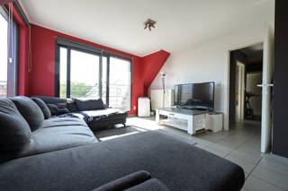 Welkom in Benedenstraat 12 te Branst! Parkeer je wagen comfortabel in de garage. Dit appartement is gelegen op de dakverdieping dus je geniet van extra rust, zonder bovenburen.<br />Bij het binnenkomen vind je een apart gastentoilet. De keuken sluit aan op de woonkamer, maar is toch voldoende afgescheiden om een aangename leefruimte te creëren. De lichtrijke en gezellige woonkamer vormt het hart van het appartement en biedt rechtstreeks toegang tot het terras, waar je heerlijk kunt ontspannen. Het appartement beschikt over twee comfortabele slaapkamers, ideaal om helemaal tot rust te komen na een drukke dag. Ook de badkamer is ruim opgevat en uitgerust met een ligbad. Een extra troef is de uitstekende ligging vlak bij de Scheldedijk. Wie houdt van wandelen of fietsen, kan hier volop genieten van de prachtige omgeving. Huurafspraken: eerste maand huur vooruit betaald, 3 maanden huurwaarborg, helft van de kostprijs plaatsbeschrijving. Het appartement is beschikbaar vanaf 1 november 2026.