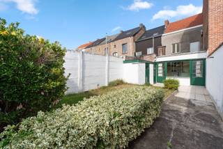 This to be renovated terraced house has a living room, kitchen, utility room, and a toilet on the ground floor. In the backyard, there is a large workshop.<br />On the first floor, there is a bathroom and 2 bedrooms. There is the possibility to create 2 additional bedrooms under the roof.<br />This property is ideally located close to all possible facilities (bank, restaurant, leisure facilities, ...) and good connections to the highway and/or train station.<br />If you are looking for a well-located renovation project, please contact our office to make an appointment.