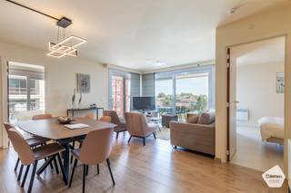 Dit <strong>lichtrijke</strong> <strong>hoekappartement</strong> bevindt zich op de vierde verdieping van de residentie Apollo X te Nieuwpoort-Bad.<br />Dankzij de <strong>uitstekende</strong> <strong>ligging</strong> heeft u hier zowel een <strong>mooi</strong> <strong>zicht</strong> op het Nieuwlandplein als een lateraal zeezicht.<br /><br />De indeling is als volgt:
<ul>
	<li>Inkomhal met <strong>vestiaire</strong>;</li>
	<li><strong>Zeer lichtrijke leefruimte met grote raampartijen</strong>;</li>
	<li>Open, volledig ingerichte keuken met <strong>vernieuwde</strong> <strong>toestellen</strong>;</li>
	<li>Groot, <strong>zuidgericht hoekterras met zicht </strong>op het mooi opgefriste Nieuwlandplein;</li>
	<li>Slaapkamer 1 met dubbel bed, <strong>maatkasten</strong> en toegang tot het terras;</li>
	<li>Slaapkamer 2 met dubbel bed, maatkasten en toegang tot het tweede terras;</li>
	<li><strong>Tweede</strong> <strong>terras</strong> met <strong>zijdelings</strong> <strong>zeezicht</strong>;</li>
	<li>Apart toilet;</li>
	<li>Berging met aansluiting voor wasmachine;</li>
	<li>Badkamer met dubbele wastafel en douche in bad.</li>
</ul>
<br />Extra troeven:
<ul>
	<li>Kelderberging <strong>inbegrepen</strong> bij aankoop;</li>
	<li>Volledig gemeubileerd en bijgevolg instapklaar;</li>
	<li>Nieuwe boiler en gloednieuwe elektrische verwarming;</li>
	<li>Elektrische keuring is <strong>conform</strong> <strong>de</strong> <strong>bestaande</strong> <strong>wetgeving.</strong></li>
</ul>
<br />Benieuwd? Aarzel niet en contacteer ons voor een bezoek ter plaatse