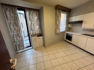 Appartement te huur in centrum Brakel<br /><br />Ben je op zoek naar een instapklaar appartement? Dan is dit prachtige appartement precies wat je zoekt!<br /><br />Dit appartement beschikt over:<br /><br />2 slaapkamers en zicht op het centrum van Brakel, Grote parking nabij, mooie leefruimte met veel lichtinval.<br /><br />Gelegen dichtbij winkels, scholen, openbaar vervoer en belangrijke invalswegen.<br /><br />Extra troeven: Energiezuinig, volledig geschilderd en instapklaar Ochtendzon op het terras <br /><br />Interesse? Neem vandaag nog contact op voor een bezoek op 0492/82.50.00: Jerko