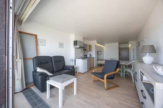 Welkom in deze verzorgde studio in residentie <strong>Twins</strong>, uitstekend gelegen op de zevende verdieping van de <u>Zeedijk</u> in Middelkerke.<br /><br />Vanuit het terras geniet u van een prachtig <strong>frontaal zeezicht</strong>, terwijl u zich op wandelafstand bevindt van het strand, het casino, winkels, gezellige horecazaken en het openbaar vervoer.<br />Een topligging voor wie volop wil genieten van de Belgische kust.<br /><br />De studio is praktisch ingedeeld, baadt in het <u>natuurlijke licht</u> dankzij de grote raampartijen en wordt volledig gemeubeld aangeboden.<br />Bovendien beschikt de studio over een <strong>privatieve kelderberging</strong>, ideaal voor extra opslagruimte.<br /><br /><u><strong>Indeling</strong></u>
<ul>
<li>Lichtrijke leefruimte met grote raampartijen</li>
<li>Praktisch opklapbed</li>
<li>Open keuken</li>
<li>Badkamer met douche, lavabo en toilet</li>
<li>Terras met prachtig <strong>frontaal zeezicht</strong></li>
</ul>
Daarnaast beschikt de residentie over een <u>gemeenschappelijke fietsenberging en een afvallokaal</u>.<br /><br /><u><strong>Troeven</strong></u>
<ul>
<li>Frontaal zeezicht</li>
<li>Topligging op de Zeedijk</li>
<li><u>Energiezuinig</u> (EPC B)</li>
<li>Privatieve kelderberging</li>
<li><strong>Conforme</strong> elektrische keuring</li>
<li>Volledig gemeubeld en instapklaar</li>
<li> Afvallokaal</li>
<li>Parkeermogelijkheden in de directe omgeving</li>
</ul>
Bent u op zoek naar een interessante investering of een zorgeloos tweede verblijf aan zee? Dan is deze instapklare studio beslist een bezoek waard.<br />Contacteer ons vandaag nog voor een bezichtiging.