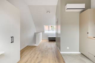 <span><strong>**Vraag uw brochure op/bezoek aan**</strong></span><br /><br />Op een steenworp van het centrum van Leuven kan je dit opbrengstpand met 5 vernieuwde studio's terugvinden. We bevinden ons dus in de begeerde omgeving van Gasthuisberg en ook een vlotte bereikbaarheid met het openbaar vervoer en een aansluiting op tal van verbindingswegen. Kortom zitten we op een toplocatie met allerlei faciliteiten in de buurt!<br /><br />Alle studio's zijn bemeubeld en beschikken over een volledig geïnstalleerde keuken, privatieve badkamer en enkele beschikken over een privatieve buitenruimte. Kortom, deze studio's bieden alles voor jong professionals en studenten op zoek naar een comfortabele woonplek op de stadsgrens.<br /><br />UNIT 00.01: Studio gelijkvloerse verdieping (25,85 m2), privatieve keuken, badkamer, aparte slaapruimte en privatief terras.<br />UNIT 00.02: Studio gelijkvloerse verdieping (28,63 m2) achterzijde, privatieve keuken, badkamer en privatief terras.<br />UNIT 00.03: Studio gelijkvloerse verdieping (23,76 m2) achterzijde, privatieve keuken, badkamer, aparte slaapruimte en privatief terras met uitzicht op groen.<br />UNIT 01.01: Studio eerste verdieping (25,66 m2), privatieve keuken, badkamer en aparte slaapkamer.<br />UNIT 02.01: Studio tweede verdieping (22,31 m2), privatieve keuken, badkamer en aparte slaapkamer. <br /><br /><span><strong>Op zoek naar een investering met onmiddellijk rendement? Dan ben je hier op het juiste adre</strong></span>s!<br /><br /><span><strong>Interesse? Vraag je brochure op en plan uw bezoek in met onze Expert Investeringsvastgoed: jack@connect-immo.be of 0495 53 46 49</strong></span><br /><br />EPC 00.01: 30 kWh/m² - 3535116<br />EPC 00.02: 49 kWh/m² - 3535173<br />EPC 00.03: 26 kWh/m² - 3535383<br />EPC 01.01: -12 kWh/m² - 3535253<br />EPC 02.01: 14 kWh/m² - 3535220