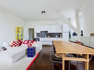 <p><span>Centraal gelegen appartement te Antwerpen</span></p><p><span>Aan de Brouwersvliet te Antwerpen, gelegen tussen de Scheldekaaien en het MAS ligt dit vernieuwd appartement, ideaal als een eerste stek voor wie graag in het midden van de stad woont.</span></p><p><span>Het appartement is gelegen op de vierde verdieping van een historisch pand zonder lift. </span></p><p><span>Bij het betreden van het appartement kom je in een ruime inkomhal. Van hieruit bereik je een doorgang naar de badkamer en de eerste slaapkamer. In deze ruimte is er ook plaats voorzien voor een wasmachine .</span></p><p><span>Aan de andere zijde van de inkomhal bevindt zich een tweede, ruime slaapkamer.</span></p><p><span>Verder kom je in de gezellige woonkamer met open keuken. De keuken is volledig uitgerust met een combi-oven, kookplaat, dampkap, koelkast, spoelbak en vaatwasser.</span></p><p><span>Dit appartement is instapklaar en voorzien van lichtarmaturen.</span></p><p><span> </span></p><p><span>Vaste kosten : 200,- EURO PER MAAND : incl. privé verbruik water en gas, poetsen en onderhoud van algemene delen, elektriciteit algemene delen.</span></p>