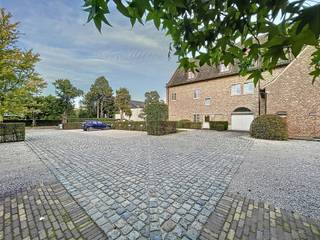 LiggingDit exclusieve kantoor in het hart van Sint-Martens-Latem biedt een absolute toplocatie voor wie zichtbaarheid, uitstraling en bereikbaarheid...