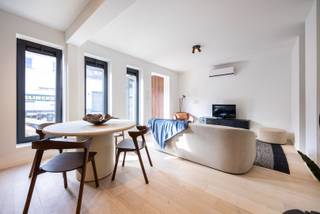 Verscholen op een rustig en kleinschalig woonerf in Deurne bevindt zich deze aangename gerenoveerde eengezinswoning. Deze woning is de tweede van 3 gerenoveerde woningen. De ligging in het binnengebied zorgt voor extra rust en privacy, terwijl alle stedelijke voorzieningen van Deurne en Antwerpen vlot bereikbaar blijven. <br />Indeling: De inkomhal brengt ons in de gezellige open leefruimte met veel lichtinval en zorgt onmiddellijk voor sfeer en rust. Aansluitend is er de stijlvolle keuken. Verder is er nog de berging/technische ruimte. Tenslotte is er beneden nog het gastentoilet. Op de 1ste verdieping geeft de lichtrijke nachthal toegang tot de 3 slaapkamers, de badkamer en een apart toilet. Authentieke elementen werden bewaard bij deze renovatie.<br />De voorgevel wordt nog afgewerkt met crepi.<br />Troeven: <br />- high end gerenoveerd<br />- EPC A<br />- warmtepomp/airco<br />- strategische locatie<br /><br />Lijkt deze woning iets voor u? Neem dan snel contact op via 03 360 85 30.