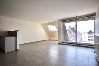 <br />Interesse? Contacteer Immo Roman, gsm 0472 35 92 86.<br />Dit appartement bestaat uit een ruime leefruimte met open geïnstalleerde keuken (koelkast, oven, dampkap, elektrische kookplaat), badkamer met douche en wastafel, 2 slaapkamers, berging, toilet, ruim privé terras en 2 autostaanplaatsen.<br />Dit appartement is gelegen in het centrum van Avelgem, in de nabijheid van scholen, winkels, wekelijkse markt, openbaar vervoer.<br />Gemeenschappelijke kosten: 70 euro/maand.<br />Vrij vanaf heden.<br />Interesse? Contacteer Immo Roman gsm: 0472 35 92 86.