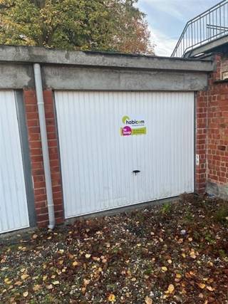Gelegen vlakbij het centrum van Hoboken, in de Oudestraat, vinden we deze garagebox. Via een doorrit bereiken we achteraan de boxen. Voor meer info...