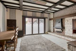 Bent u op zoek naar een eigendom met karakter, ruimte en ongeziene potentie? Dan is deze uitzonderlijke woning precies wat u zoekt.<br /><br />Gelegen op een uitstekende locatie, omringd door een prachtig uitzicht over de omliggende velden, bevindt zich deze ruime, volledig te renoveren woning op een royaal perceel. Oorspronkelijk deed het geheel dienst als hondenkennel, waardoor de eigendom vandaag beschikt over tal van extra gebouwen en een unieke indeling die zich perfect leent voor diverse doeleinden.<br /><br />Via de zeer ruime oprit bereikt u de woning en de verschillende aparte loodsen, die tal van mogelijkheden bieden voor opslag, een atelier, werkruimte of het uitbouwen van een nieuwe activiteit. De grote tuin en het uitgestrekte perceel zorgen voor een oase van rust en privacy, terwijl de uitstekende bereikbaarheid een absolute meerwaarde vormt.<br /><br />Of u nu droomt van een ruime gezinswoning, een combinatie van wonen en werken, een kleinschalige onderneming of een volledig nieuw project: deze eigendom biedt alle ruimte om uw plannen werkelijkheid te maken.<br /><br />Troeven:<br /><br />Volledig te renoveren woning met enorm potentieel<br />Uitstekende en vlot bereikbare ligging<br />Zeer ruim perceel met grote tuin<br />Brede en ruime oprit<br />Meerdere aparte loodsen en bijgebouwen<br />Ideaal voor zelfstandigen of wie wonen en werken wil combineren<br />Perfecte locatie voor het opstarten van een nieuwe activiteit<br />Rustig gelegen met een prachtig, vrij uitzicht over de velden<br /><br />Een eigendom als deze biedt zelden zoveel mogelijkheden. Laat uw creativiteit de vrije loop en maak van deze unieke locatie uw droomproject.