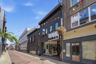 <p><strong>Uniek pand met riante tuin & duplex appartement in hartje Wetteren</strong></p><p> </p><p>Droomt u van wonen en ondernemen op een absolute toplocatie? Dit veelzijdige pand in een bruisende winkelstraat in het centrum van Wetteren biedt u de perfecte combinatie van commerciële ruimte en een royaal thuisgevoel, met parkeergelegenheid dichtbij.</p><p> </p><p>Het gelijkvloers is indrukwekkend door de zeer grote, multifunctionele winkelruimte. Dankzij de flexibele indeling leent deze plek zich perfect voor diverse concepten: van een eigentijdse boetiek, optiek of meubelzaak tot een sfeervol restaurant of praktijkruimte. Deze verdieping is bovendien voorzien van 3 ingangen, een apart bureau, een toilet en handige stockageruimtes. </p><p> </p><p>Boven de zaak bevindt zich een ruime duplexwoning met eigen ingang en private inkomhal. De eerste verdieping omvat een hal, technische berging, toilet en een lichtrijke woonkamer met eetkamer en keuken. De leefruimte sluit naadloos aan op een fantastisch groot dakterras, ideaal om in alle rust te ontspannen. Op de tweede verdieping vindt u de badkamer, een apart toilet en drie volwaardige slaapkamers, waarvan één unieke kamer met mezzanine.</p><p> </p><p>De grootste troef van de woning openbaart zich buiten: achter het dakterras ligt een uitzonderlijk grote en diepe tuin. Een zeldzame groene oase die u alle privacy en rust biedt, midden in de stad. Mogelijks om te dienen voor een terras van een restaurant bijvoorbeeld of om te gebruiken privé.</p><p> </p><p>Met een gunstig EPC-label B kiest u bovendien voor een energiezuinig pand zonder renovatieverplichting. Een unieke kans voor wie ondernemen en comfortabel wonen wil combineren!</p><p> </p><p>Laat u verrassen door de mogelijkheden en plan vandaag nog uw bezoek met Daniel via 0475 41 36 53!</p><p> </p><p> </p>