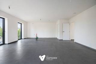 <p><span>Energiezuinig wonen op de tweede verdieping.</span></p><p><span> </span></p><p><span>Dit appartement op de tweede verdieping beschikt over 82,75 m² bewoonbare oppervlakte, 1 slaapkamer en een terras van 11,66 m². De indeling is comfortabel en overzichtelijk, met een aangename leefruimte en een praktische buitenruimte. 6% btw tarief mogelijk en E-peil 10 met vrijstelling van het KI in de eerste 5 jaar.</span></p><p><span> </span></p><p><span>De keuken wordt nog gekozen door de koper, met een budget van 12.500 euro excl. btw. Zo geeft u het appartement nog uw eigen karakter.</span></p><p><span> </span></p><p><span>Het appartement is voorzien van toekomstgerichte technieken zoals zonnepanelen, geothermische verwarming en koeling, ventilatiesysteem D en aluminium ramen met dubbele beglazing. Het gunstige E-peil 35 zorgt voor extra energiezuinigheid. </span></p><p><span> </span></p><p><span>6% BTW tarief mogelijk!</span></p><p><span> </span></p><p><span>Een aantrekkelijk appartement voor eigen bewoning of investering.</span></p>