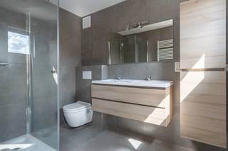 Volledig vernieuwde (2025) ruime tweeslaapkamerwoning vlakbij het centrum doch rustig gelegenEPC A I Elektriciteit goedgekeurd tem 2048 I...