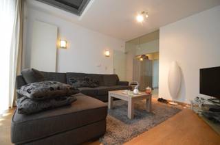 Graag uitsluitend reageren via mijn huurders profiel = https://immogoffin.mijnhuurprofiel.be/property/60d27980-5de1-42d5-9ed5-326336893a9e<br /><br />Stijlvol, luxueus ingericht duplex-appartement in centrum van Hoeselt, vlakbij het Dorpsplein. indeling: traphall, op 1ste verdieping: mooie ingerichte keuken met dakterras, bergruimte, hall, WC, living.<br />Op de 2de verdieping: badkamer met douche, bergruimte, 1 slaapkamer. Gebruik v.d zolder. <br />Geen gemeenschappelijke kosten. <br />Gunstig EPC : berekend energieverbruik = 197 kWh/m2 = energiezuinig. <br />Inclusief garage - zeer nabij gelegen in de Gieterijstraat.<br />VRIJ VANAF 01.11.2026.