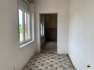 <p><span>Rustig gelegen te renoveren woning waarvan de voorbereidende werken </span></p><p><span>reeds voltooid zijn. Ook leuk als B&B !!</span></p><p><span> </span></p><p><span>In het landelijke Vechmaal, doch centraal tussen Heers en Tongeren-Borgloon ligt deze <br />woning met veel mogelijkheden.</span></p><p><span> </span></p><p><span>Naar indeling toe onderscheiden we:</span></p><p><span>Gelijkvloers:</span><span> <br />inkomhal, woonkamer, keuken, wasberging, zithoek, poortgebouw opengewerkt tot in <br />de nok.</span></p><p><span>Eerste verdieping: </span><span><br />3 slaapkamers en een badkamer.</span></p><p><span>Zolder: </span></p><p><span>mogelijkheid tot 3 extra kamers</span></p><p><span> </span></p><p><span>De woning heeft de voorbereidende werken achter de rug zodat u meteen aan de renovatie <br />kan beginnen. De ramen aan de straatzijde zijn reeds vernieuwd. Uitgevoerd in pvc met <br />dubbele beglazing.</span></p><p><span> </span></p><p><span>Er is een mooie zonnige tuin. En door zijn hoekligging geniet deze woning van bijzonder <br />veel lichtinval.</span></p><p><span> </span></p><p><span>Kortom als u een renovatieproject met karakter zoekt is dit voormalige dorpscafe met een <br />rustige ligging perfect!</span></p><p><span> </span></p><p><span>Wenst U meer informatie over deze woning of een bezichtiging?<br />Contacteer ons via 012 26 22 05 of info@hetimmohuis.be.</span></p>