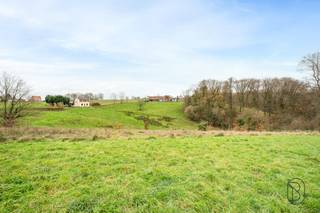 Deze bouwgrond is prachtig gelegen, genietend van een uniek uitzicht. Mooie bouwgrond met achterliggende tuin. Veel potentieel, geen...