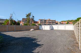 Parkeerplaats vlakbij centum Brugge.<br /><br />Het betreft een parkeerplaats die te bereiken is doorheen doorrit appartementsgebouw.<br /><br />Contacteer Bonne Vastgoed voor meer info via 0468/10.40.40 of info@bonnevastgoed.be
