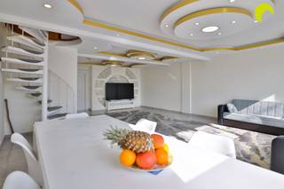<p><span>Dit duplexappartement met 4 slaapkamers is gelegen in het centrum van Antwerpen, in de buurt van Schijnpoort, op wandelafstand van Park Spoor Noord en Park Spoor Oost.<br />Dankzij de centrale ligging geniet u van een vlotte toegang tot winkels, openbaar vervoer en het bruisende stadsleven van Antwerpen.</span></p><p><span> </span></p><p><span>Indeling:</span><span><br />De ruime woonkamer met stijlvol plafond biedt voldoende plaats voor zowel een eetruimte als een zithoek. Dankzij de grote raampartijen baadt de leefruimte in natuurlijk licht.<br />Een open trap vormt een karaktervol element en leidt naar de bovenverdieping met extra kamers.</span></p><p><span>De keuken is volledig uitgerust met de nodige toestellen en biedt eveneens ruimte voor een eethoek. Via de keuken bereikt u het aangename, ruime terras ideaal om te ontspannen.</span></p><p><span>Op de bovenverdieping bevinden zich meerdere kamers die flexibel in te richten zijn, bijvoorbeeld als slaapkamer, thuiskantoor of hobbyruimte. </span></p><p><span>Dit appartement biedt dus heel wat mogelijkheden voor diverse woonbehoeften.<br />De badkamer is uitgerust met een ligbad, toilet en lavabomeubel.</span></p><p><span> </span></p><p><span>Nuttige informatie:</span></p><ul><li><span>EPC: 196 kWh/m² (B-label)</span></li><li><span>Elektriciteit is niet conform het AREI</span></li><li><span>Niet-asbestveilig</span></li><li><span>P-score (perceelscore): Klasse C</span></li><li><span>G-score (gebouwscore): Klasse C</span></li></ul><p><span> </span></p><p><span>Stedenbouwkundige inlichtingen zijn in aanvraag.</span></p><p><span> </span></p><p><span>Voor een bezoek ter plaatse kan u ons contacteren op het nummer 03 449 42 41 of surf naar www.habicom.be</span></p><p><span>Benieuwd naar de waarde van jouw woning?  Check het gratis op <span>www.watismijnhuiswaard.be</span></span></p><p><span> </span></p>