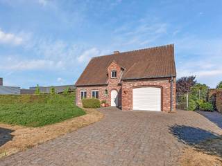 <p>Deze ruime woning in de Machelenbinnenweg in Deinze is gelegen op een ruim perceel van maar liefst 1.009 m² en biedt dankzij haar omvang en indeling heel wat mogelijkheden. </p><p></p><p>Bij het binnenkomen wordt u verwelkomd in een inkomhal met apart toilet, waarna u doorloopt naar de aangename woonkamer, voorzien van airco, met een mooi zicht op de ruime tuin. </p><p>Aansluitend bevindt zich de keuken, terwijl het gelijkvloers verder beschikt over een inpandige garage, badkamer, praktische gang en een handige inpandige tuinberging. </p><p></p><p>Op de eerste verdieping bevinden zich vier ruime slaapkamers, met bovendien de mogelijkheid om een vijfde slaapkamer te creëren. Daarnaast is er een douchekamer met toilet en een afzonderlijke berging. </p><p>De woning beschikt eveneens over een zolder, die bijkomende bergruimte biedt. </p><p></p><p>De ruime tuin en het omvangrijke perceel vormen een absolute troef en bieden tal van mogelijkheden voor wie op zoek is naar ruimte, rust en privacy.</p><p></p><p>De woning bevindt zich in de Machelenbinnenweg, een rustige en aangename omgeving nabij provinciedomein De Brielmeersen en het centrum van Deinze, waar u terechtkan voor allerhande winkels, scholen, horeca, ontspanning, etc. </p>