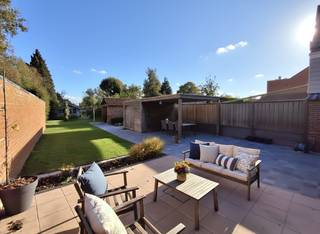 Maak uw bezoek nog eenvoudiger! Vul vooraf de huurdersfiche in en stuur deze naar verhuur@vastgoeddemeyer.be. Daarna nemen wij contact met u op om een afspraak ter plaatse te plannen. De fiche vindt u terug onder de downloads. Alvast bedankt!<br /><br />Deze energiezuinige charmante woning is gelegen in het hartje van Aarsele. Dit op een ideale locatie dichtbij scholen, winkels en de verbindingsweg Tielt - Deinze. <br /><br />De woning komt vrij vanaf 01/02/2026.<br /><br />U komt deze gezellige woning binnen via de inkomhal. Die biedt u toegang tot de twee slaapkamers op het gelijkvloers en de woonkamer. De lichtrijke woonkamer is ingedeeld in een zithoek en eethoek. Er is centrale verwarming, alsook een houtkachel! Aansluitend is de gesloten ingerichte keuken met volgende toestellen: oven | vaatwasmachine | elektrische kookplaat | dampkap en frigo. Via de keuken kan u de tuin betreden. De tuin is voorzien van verschillende gezellige plaatsjes om lang na te genieten van warme zomerdagen. Er is voldoende opbergmogelijkheid in de tuinhuizen. Ook is er plaats voorzien om uw hout te stappelen.<br /><br />Verder omvat dit gelijkvloers een badkamer met ligbad | douche | lavabo en toilet EN een apart gastentoilet met handenwasser.<br /><br />Op het verdiep bevinden zich twee slaapkamers met ingemaakte kasten en bureaumeubel. De kamers zijn voorzien van veluxramen met verduistering. Verder is er nog een bureau en een badkamer met douche | toilet en lavabo. Ook hier werden ingemaakte kasten voorzien! Op het verdiep is er overal centrale verwarming voorzien.<br /><br />Tevens heeft de woning een praktische geïsoleerde opbergzolder! Tot slot is de woning voorzien van zonnepanelen! <br /><br />In de straat is er voldoende parkeergelegenheid.<br /><br /><br /><br /><br /><br />PLUSPUNTEN:<br />* GEÏSOLEERD - DUBBEL GLAS - ENERGIEZUINIG<br />* ROLLUIKEN AANWEZIG<br />* ZONNEPANELEN<br />* GEZELLIGE, GROTE TUIN<br />* CENTRALE LIGGING