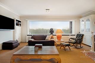 Dit statige appartement met ruime terrassen en prachtige verzichten wordt exclusief aangeboden via Access Estate! Maak jouw afspraak via sms of WhatsApp door te sturen naar via 0475 92 30 35.<br /><br />Gelegen aan de Parklaan, op een boogscheut van het bruisende centrum van Aalst, bevindt zich dit luxueuze appartement op de zesde verdieping van de kleinschalige residentie Gimini I. Bij de oprichting werden hier oorspronkelijk twee appartementen samengevoegd tot één uitzonderlijke woonentiteit met een royale oppervlakte van 194 m², wat zorgt voor een bijzonder ruimtelijk gevoel en een unieke woonbeleving.<br /><br />Met het natuurgebied Osbroek als achterbuur geniet u vanuit de leefruimtes van een adembenemend uitzicht op het groen, dat elk seizoen opnieuw voor een ander prachtig schouwspel zorgt. De ligging combineert rust en bereikbaarheid: vlak bij de op- en afrit van de E40 en op wandelafstand van het centrum en diverse voorzieningen. Bovendien zijn er twee aparte garageboxen met extra parkeerplaatsen ervoor en twee privatieve kelderbergingen inbegrepen.<br /><br />De hoge afwerkingsgraad springt meteen in het oog. Degelijke en duurzame materialen zoals massieve houten deuren, inbraakveilige inkomdeuren, tal van ingemaakte kasten en diverse natuursteen accenten benadrukken het kwaliteitsvolle karakter van dit appartement.<br /><br />Bij het binnenkomen wordt u verwelkomd in de statige inkomhal met gastentoilet, ingemaakte kasten en vestiaire. De royale, lichtrijke leefruimte met open haard biedt een prachtig uitzicht op het achterliggende groen en sluit aan op de te vernieuwen keuken. Vanuit de eetplaats en keuken heeft u toegang tot het ruime zuidoostgerichte terras van ca. 27 m², waar u in alle rust van de zon en het uitzicht kunt genieten. De nachthal leidt naar drie slaapkamers, waarvan twee met toegang tot een balkon met zicht op de stad. De volledig in natuursteen afgewerkte badkamer is voorzien van een dubbele lavabo, ligbad en toilet, met de mogelijkheid om een douche te plaatsen.<br /><br />Troeven:<br />• Uitzonderlijke bewoonbare oppervlakte met hoge afwerkingsgraad<br />• Gegarandeerd groen verzicht<br />• Toegankelijk via lift<br />• Enige appartement op dit verdiep<br />• Twee aparte garageboxen (inclusief), en twee kelderbergingen voor stockage<br />• Gemeenschappelijke fietsenberging<br />• Ruime terrassen<br /><br />Keuringen:<br />• Asbestattest: asbestveilig<br />• EPC : label B <br />• Elektrische installatie: niet conform<br /><br />Bent u op zoek naar een uniek en karaktervol appartement in Aalst met een uitzonderlijk uitzicht en ongeëvenaarde ruimte? Grijp dan uw kans en contacteer ons vandaag nog om uw afspraak vast te leggen voor de bezoekdag.