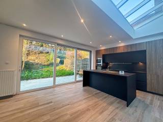 Volledig gerenoveerde halfopen bebouwing, ideaal gelegen aan de St-Jobsteenweg 66 in Ukkel, recht tegenover het natuurreservaat Kinsendael. De...