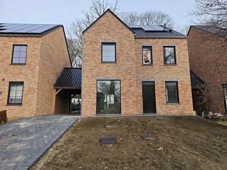 Luxueuze nieuwbouwwoning met 3 slaapkamers en tuin.Deze pastoriewoning geniet van een uitstekende ligging nabij het centrum van Maaseik.U komt binnen...