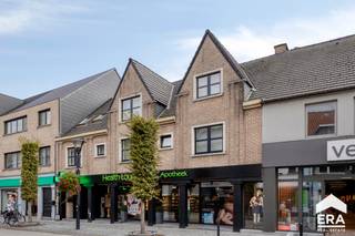 <span><span><span>Op zoek naar wooncomfort met alle troeven binnen handbereik? Deze <strong>exclusieve penthouse</strong> van maar liefst <strong>220 m²</strong> combineert ruimte, licht en luxe. De eigendom bevindt zich op een <strong>centrale ligging</strong> op wandelafstand van verschillende horecazaken, winkels en scholen., alsook een snelle toegang naar belangrijke verbindingswegen.<br /><br /><strong><u>Troeven:</u></strong></span></span></span>
<ul><li><span><span><span><span>3 volwaardige slaapkamers</span></span></span></span></li><li><span><span><span><span>Gunstig EPC B-label</span></span></span></span></li><li><span><span><span><span>Groot zonnig terras</span></span></span></span></li><li><span><span><span><span>Mogelijkheid tot huren van een garagebox</span></span></span></span></li></ul>
<br /><span><span><strong><span>Een zeldzame kans voor wie ruimte, licht en ligging wil combineren.</span></strong><span> Ideaal voor gezinnen, mensen die thuiswerken of gewoon houden van comfort in de stad!</span></span></span><br /><br />