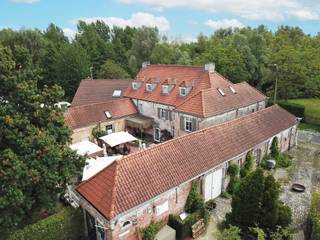 Voor meer informatie of een bezoek, bel Anne De Block via 0471380036 of via anne@ocvastgoed.beDit feeëriek handelspand met aansluitende woonst...