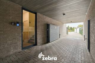 <p>Op zoek naar een instapklaar gelijkvloers appartement waar modern wooncomfort en een centrale ligging samenkomen? Dan is dit stijlvolle appartement in het centrum van Roeselare zeker een bezoek waard!<br /><br />Met een bewoonbare oppervlakte van ca. 85m² biedt dit gelijkvloerse appartement een aangename en praktische indeling. De lichtrijke leefruimte met open keuken vormt het hart van het appartement. Verder beschikt het appartement over twee volwaardige slaapkamers.<br /><br />De absolute troef van dit pand is zonder twijfel de prachtige privatieve tuin met ruim terras van maar liefst 56m². Een ideale plek om in alle privacy te ontspannen, gezellig te tafelen of te genieten van het buitenleven.<br /><br />Ook op vlak van comfort heeft dit appartement heel wat te bieden. Het pand is volledig geschilderd, energiezuinig en instapklaar. Bovendien bestaat de mogelijkheid om een garagebox aan te kopen voor 30.000 euro! <br /><br />Dankzij de centrale ligging in Roeselare bevinden winkels, horecazaken, openbaar vervoer en tal van andere voorzieningen zich op wandelafstand. Hier combineer je het gemak van gelijkvloers wonen met alle voordelen van het stadsleven, zonder in te boeten aan rust en privacy.<br /><br />Een ideale woongelegenheid voor wie op zoek is naar een comfortabel, gelijkvloers appartement met een eigen stukje groen in het hart van de stad. Ook als investering is dit appartement uiterst interesse dankzij een rendabele huuropbrengst! <br /><br /><strong>Ook wild geworden van deze thuis?<br />Twijfel dan niet langer en leg vandaag nog uw bezoek vast!</strong></p>