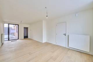 VOLLEDIG GERENOVEERDE WONING MET EEN RUIME BEWOONBARE OPPERVLAKTEDeze volledig gerenoveerde woning is gelegen in Lozen (Bocholt) nabij de grens met...