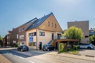 Ontdek dit gunstig gelegen gelijkvloersappartement met gezellige tuin.
Het appartement omvat een inkomhal, een open leefruimte met woonkamer, eetplaats en keuken, één slaapkamer, een badkamer met wastafel en inloopdouche en een apart toilet.
Vanuit de leefruimte heeft u rechtstreeks toegang tot de aangename tuin. Aansluitend bevindt zich een ruime berging, die extra opbergruimte biedt.
De privatieve autostaanplaats voor de deur is inbegrepen in de prijs.
Gunstig EPC-label B!