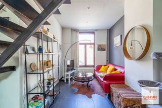 Deze aangename woning is gelegen in de Brugse poort, op <strong>fietsafstand van centrum Gent</strong> en op wandelafstand van winkels en het openbaar vervoer.<br /><br />Op het gelijkvloers bevindt zich de inkomhal die toegang geeft tot de <strong>gezellige woonkamer</strong> met eetplaats. Aansluitend vindt u de open keuken (vernieuwd in 2022) met een valluik die toegang geeft tot de ruime en <strong>praktische kelder</strong>.<br /><br /> Op de eerste verdieping vindt u de open <strong>bureau/ontspanningsruimte</strong>. Verder vindt u op deze verdieping de badkamer (vernieuwd in 2022), met douche en toilet, en de <strong>eerste slaapkamer</strong> aan de voorzijde.<br /><br />Verder is er via de vaste trap toegang tot het tweede verdiep die plaats geeft aan <strong>twee slaapkamers</strong> waarvan één ruime en een tweede kleinere achteraan.<br /><br />Voor meer informatie en een bezoek kan je contact opnemen met Theo via: theo@convas.be<br /> 