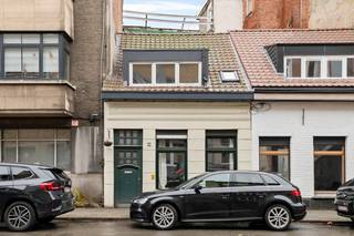 Deze charmante woning (bouwjaar vóór 1850) is gelegen aan de Generaal Eisenhowerlei in Borgerhout, een bijzonder gegeerde buurt waar authentieke woningen en een hippe stadsomgeving hand in hand gaan. U woont hier op wandelafstand van winkels, scholen, openbaar vervoer en belangrijke invalswegen, maar vooral ook vlakbij gezellige koffiebars, leuke eetadresjes en creatieve hotspots die Borgerhout de laatste jaren zo populair maken. Ideaal voor wie houdt van stadsleven met karakter!<br /><br />U betreedt de woning via de inkomhal met een handige berging. Aansluitend komt u in de gezellige leefruimte met open, lichtrijke keuken, waar de lichtkoepel zorgt voor een aangenaam ruimtelijk gevoel en veel natuurlijke lichtinval.<br /><br />De keuken (2015) is uitgerust met 4-pits gasvuur, oven, vaatwasser, koelkast en diepvries.<br />Naast de keuken bevindt zich de badkamer (deels te renoveren), voorzien van toilet, lavabo in meubel, aansluiting voor wasmachine en aansluiting voor douche of bad.<br /><br />Op de eerste verdieping bevinden zich nog 2 slaapkamers van ca. 14 m² en 8,5 m².<br /><br />Troeven<br />+ Dak geïsoleerd (2019)<br />+  Keuken vernieuwd (2015)<br />+ 2 slaapkamers<br />+ Charmante woning met karakter (bouwjaar vóór 1850)<br />+ Hippe, levendige buurt met koffiebars en hotspots<br />+ Alles op wandelafstand (winkels, OV, etc.)<br /><br />Heeft u interesse in deze charmante woning? Neem contact op met VB Vastgoed via 03 337 50 70 of info@vbvastgoed.be.<br /> 