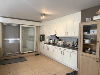 Te huur: Ruim 3-slaapkamer appartement in Peer<br /><br />Op wandelafstand van het centrum ligt dit gezellig duplex appartement met 3 slaapkamers, badkamer, een ruime living, en een gezellig terras. Achteraan het gebouw beschik je tevens ook over een carport.<br />Met de centrale ligging heb je winkels, horeca en openbaar vervoer vlakbij . Alles binnen handbereik, zonder in te boeten op rust en ruimte. <br /><br />Voor meer informatie of een bezoek ter plaatse, klik je op onze website www.jansenrealestate.be bij het pand op de knop 'bezoek aanvragen'.<br /><br />wij ontzorgen je ook voor de verkoop van je huidige woning! Voor meer uitleg helpen we je graag verder.