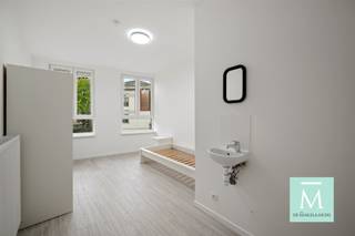 <p><span>STUDENTS ONLY! Gemeubelde studentenkamer in hartje Mechelen - EERSTE BEWONING NA RENOVATIE </span></p><p><span>Op zoek naar een leuke studentenkamer vlakbij het centraal station? Dan is dit DE moderne en knusse thuisbasis voor studenten die comfortabel willen wonen. Je komt terecht in een spiksplinternieuwe doch supergezellige kamer met eigen</span></p><p><span>lavabo. Een luxebadkamer en apart toilet deel je slechts met 1 andere student. </span></p><p><span>Zeer centraal gelegen vlakbij het centraal station en op wandelafstand van het centrum van de bruisende stad Mechelen, terwijl je geniet van een rustige straat vlakbij alle voorzieningen (Thomas More, winkels, bushaltes, de levendige Markt en Bruul, etc.)</span></p><p><span>Deze kamer is gelegen op de eerste verdieping en geniet van veel lichtinval door de grote raampartijen.Met deze kamer beschikt u over een eigen lavabo. De douchekamer besstaat uit een luxe douche en lavabomeubel met spiegel. Er is ook een apart toilet aanwezig.</span></p><p><span>Ter info:</span></p><p><span>·Deze heeft een totale oppervlakte van 12,61 m² </span></p><p><span>·De kamer is bemeubeld met een enkel bed (matras zelf te voorzien), een bureau en een kleerkast. Persoonlijke aankleding en detaillering laten we aan de bewoner over (binnen de grenzen van het huishoudelijke reglement).</span></p><p><span>Verder beschikt het pand over het modernste gemak en technische eisen als volgt:</span></p><p><span>·parlofonie·</span></p><p><span>·grote gemeenschappelijke ruimte op gelijkvloers met volledig uitgeruste keuken en zithoek </span></p><p><span>·gemeenschappelijke tuin waar het heerlijk vertoeven is in lente, zomer en herfst!</span></p><p><span>·ruime inpandige fietsenstalling</span></p><p><span>ENKEL voor studenten !</span></p><p><span>Maandelijkse gemeenschappelijke lasten bedragen 75 (provisie) en omvatten water, elektriciteit, internet en vuilniszakken.</span></p><p><span>Kom zeker langs voor een bezoek en ontdek Coxiestraat 7, dé plek in Mechelen om te studeren, relaxen én connecteren.</span></p><p><span>Voor een bezoek of meer info : contacteer De Makelaardij - 015 20 20 82 - info@demakelaardij.be</span></p><p><span> </span></p>