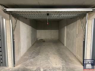 Gemakkelijk inrijdbare, gesloten garagebox op niveau -2 van res. Seven Oaks ter hoogte van het hotel Brittania+/- 2,06 m X +/- 6,70m x +/- 2,66m...
