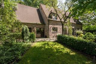 <strong>Te renoveren gezinswoning met 6 slaapkamers op een prachtig perceel van ca. 2.581 m²</strong><br /><br /><strong>Deze ruime woning bevindt zich in een rustige straat in een gegeerde woonwijk en biedt een unieke opportuniteit voor wie op zoek is naar een totaalrenovatieproject met bijzonder veel potentieel. Met een bewoonbare oppervlakte van ca. 270 m², zes slaapkamers en een prachtig west georiënteerd perceel van ca. 2.581 m² vormt deze eigendom de ideale basis voor een ruime en hedendaagse gezinswoning op toplocatie.</strong><br /><br /><strong>De gelijkvloerse verdieping:</strong><br />- een ruime inkomhal met vestiaire en gastentoilet met separate handenwasser,<br />- een woonkamer met open haard en grote raampartijen,<br />- een aparte keuken met aansluitende eethoek en deur naar de tuin<br />- een praktische bergplaats,<br />- een dubbele inpandige garage met extra bergruimte en aansluiting voor wasapparatuur<br /><br /><strong>De eerste verdieping:</strong><br />- een centrale nachthal met apart toilet,<br />- hoofdslaapkamer met berging onder dak en ensuite badkamer met met ligbad, dubbele lavabo, bidet en toilet,<br />- 4 volwaardige slaapkamers<br />- een douchekamer met douche en dubbele lavabo,<br /><br /><strong>De tweede verdieping:</strong><br />- te bereiken via een vaste trap vanuit een slaapkamer<br />- zesde slaapkamer<br />- opbergruimte<br /><br /><strong>De tuin:</strong><br />- een prachtig perceel van ca. 2.581 m²,<br />- west georiënteerde tuin, ideaal om van de avondzon te genieten,<br />- veel privacy en groenbeleving,<br />- ruime mogelijkheden voor terras, tuinconcept of zwembad (cfr. bouwvoorschriften),<br />- rustige en aangename omgeving<br />- tuinberging aan huis<br /><br /><strong>Algemeen:</strong><br />- ruime woning met veel potentieel, totaalrenovatieproject,<br />- een functionele indeling,<br />- gelegen in een rustige straat in een gegeerde wijk,<br />- deels onderkelderd (ruime berging), deels kruipkelder,<br />- verwarming op gas (Vaillant Ecotecplus 2022),
