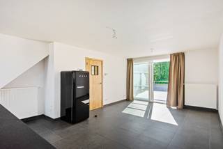 <p>Bent u op zoek naar een instapklaar duplex appartement waar comfort, ruimte en een rustige ligging hand in hand gaan? Dan is deze eigendom in het charmante Hombeek beslist een bezoek waard.</p>
<p>Met een bewoonbare oppervlakte van 82 m² geniet u van een aangename en praktische indeling. De lichtrijke leefruimte sluit naadloos aan op de volledig uitgeruste keuken, voorzien van een inductiekookplaat, combi-oven met stoomfunctie, vaatwasser, dampkap en een enkele spoelbak. Verder beschikt het appartement over twee volwaardige slaapkamers en een verzorgde badkamer met inloopdouche, enkele lavabo en toilet.</p>
<p>Een absolute troef is het zuidgerichte terras, waar u de hele dag door van de zon kunt genieten. Daarnaast beschikt deze eigendom over een perceel van maar liefst 266 m², wat uitzonderlijk is voor een appartement, én een praktische carport die zorgt voor extra comfort.</p>
<p>Het gebouw dateert oorspronkelijk uit 1900, maar werd in 2011 volledig gerenoveerd. Dankzij deze grondige renovatie combineert het appartement zijn authentieke charme met het hedendaagse wooncomfort. Bovendien beschikt de woning over een EPC-label C, wat bijdraagt aan een energiezuinig wonen.</p>
<p>Deze instapklare duplex vormt de ideale woonst voor starters, koppels of investeerders die op zoek zijn naar een eigendom met buitenruimte op een rustige locatie.</p>
<p>Interesse? Neem vandaag nog contact op met ons via 015 68 26 08 of info@imperiavastgoed.be voor meer informatie of om een bezoek in te plannen.</p>