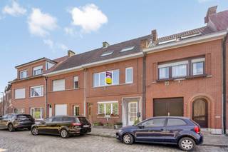 Ben je op zoek naar een volledig gerenoveerde, energiezuinige woning in Burcht?<br />Dan is deze instapklare woning precies wat je zoekt!<br />Met een EPC A, PVC-ramen met driedubbele beglazing en een doordachte renovatie geniet je hier van optimaal wooncomfort.<br /><br />Je komt de woning binnen via de inkomhal. De leefruimte vormt een gezellige plek en sluit aan op de moderne keuken, die volledig is ingericht en voorzien van alle hedendaags comfort.<br />Verder vind je op het gelijkvloers een apart gastentoilet, een badkamer met dubbele wastafel en inloopdouche, een berging/wasplaats en een groot overdekt terras, die een mooie overgang vormt naar de zuidgerichte tuin.<br />Op de eerste verdieping bevinden zich drie ruime slaapkamers en een badkamer met wastafel, inloopdouche en toilet.<br />Via een vaste trap bereik je de zolderverdieping, die perfect kan worden ingericht als vierde slaapkamer, bureau of hobbyruimte.<br /><br />Bovendien is de woning nog voorzien van airco en zonnepanelen met thuisbatterij.<br /><br />Extra troeven:
<ul>
<li>EPC A</li>
<li>Volledig gerenoveerd</li>
<li>PVC-ramen met driedubbele beglazing</li>
<li>Zuidgerichte tuin</li>
<li>4 slaapkamers</li>
<li>Praktische zij-ingang</li>
<li>Instapklaar</li>
</ul>
Bron bewoonbare oppervlakte: EPC-certificaat.<br /><br />Ben je op zoek naar een energiezuinige woning waar je zonder zorgen je intrek kan nemen?<br />Contacteer ons via 03/775.78.79 en plan vandaag nog je bezoek!<br />Ben je ook van plan jouw eigendom te verkopen? Maak een afspraak voor een gratis schatting, wij maken er samen een succesverhaal van!