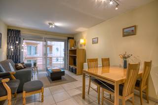 <p>Op zoek naar een aangenaam appartement aan de kust waar comfort, ontspanning en een uitstekende ligging samenkomen? Dit appartement met 2 slaapkamers in de gegeerde <strong>Residentie Zeezicht te Mariakerke-Oostende</strong> is zeker een bezoek waard!<br />Een van de grote troeven van deze residentie is het <strong>verwarmde zwembad</strong>, aangevuld met een zonnige binnenkoer waar u heerlijk tot rust kunt komen. Dankzij de rechtstreekse doorgang vanuit het gebouw naar de Zeedijk staat u bovendien in geen tijd met uw voeten in het zand. Ideaal voor wie optimaal wil genieten van het kustleven!<br />Binnenin verwelkomt het appartement u met een gezellige woonkamer en eetplaats, die via de grote raampartij rechtstreeks uitgeven op het terras met zicht op het zwembad. Hier geniet u in alle rust van een ontspannen moment, met zicht op de gemeenschappelijke faciliteiten.<br />De praktische indeling maakt het appartement bijzonder geschikt voor eigen gebruik én voor wie op zoek is naar een interessante investering aan zee.<br /><strong>Indeling</strong></p>
<ul>
<li><span>Gezellige woonkamer met eetplaats en toegang tot het terras</span></li>
<li><span>Aparte, volledig uitgeruste keuken</span></li>
<li><span>Badkamer met douche en lavabo</span></li>
<li><span>Afzonderlijk toilet</span></li>
<li><span>Twee slaapkamers, waarvan:</span>
<ul>
<li><span>Een slaapkamer ingericht met een dubbel bed</span></li>
<li><span>Een tweede slaapkamer met stapelbed en toegang tot het balkon aan de achterzijde</span></li>
</ul>
</li>
<li><span>Mogelijkheid tot aankoop private berging in het gebouw</span></li>
</ul>
<strong>Waarom kiezen voor dit appartement?</strong>
<ul>
<li><span>Verwarmd zwembad in de residentie</span></li>
<li><span>Mogelijkheid tot aankoop garage in het gebouw!</span></li>
<li><span>Terras met aangenaam uitzicht op het zwembad</span></li>
<li><span>Extra balkon aan de achterzijde</span></li>
<li><span>Zonnige, verzorgde gemeenschappelijke binnenkoer</span></li>
<li><span>Rechtstreekse toegang tot de Zeedijk</span></li>
<li><span>Strand, winkels, openbaar vervoer en horecazaken op wandelafstand</span></li>
<li><span>Geschikt als tweede verblijf, vaste woonst of investering voor vakantieverhuur</span></li>
</ul>
<p><strong>Een appartement met alles binnen handbereik om volop te genieten van de kust!</strong> Ontdek zelf de mogelijkheden van deze aantrekkelijke eigendom in Residentie Zeezicht en laat u overtuigen door de ligging en de vele faciliteiten.</p>